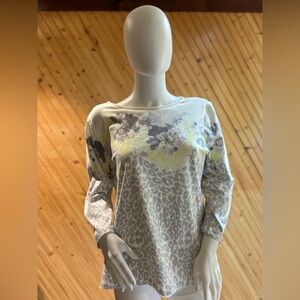 Hearts of Palm cotton top. White, yellow and gray leopard print. Size XL